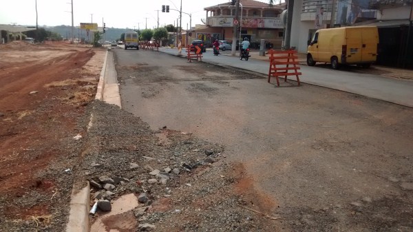 Pinguim questiona recapeamento da avenida São Paulo.