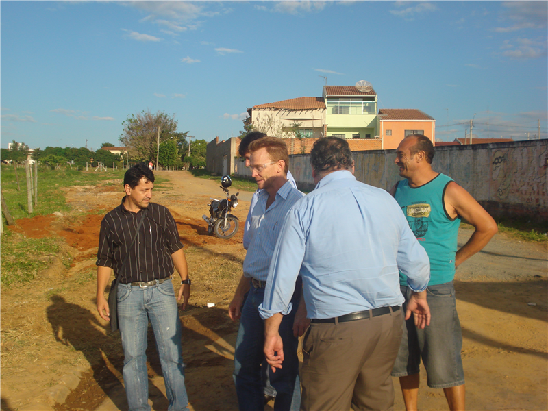 Kadu e Joi visitaram bairro acompanhados do secretário de Obras, Kênio Freitas