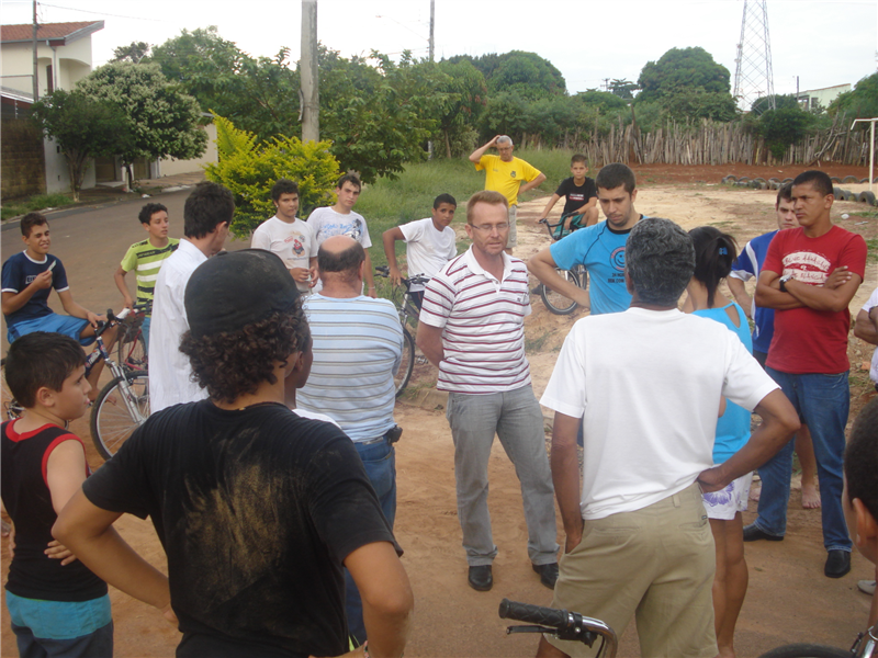 Joi conversa com moradores da rua Dinamarca.