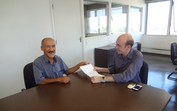 Pereira entrega emenda a secretário de governo.