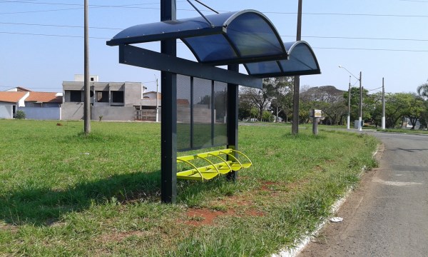 Carlos Fontes cobra melhorias em abrigo de ônibus.