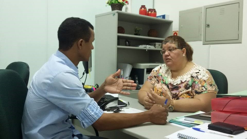 Jesus em reunião com a secretária Lucimeire Rocha.