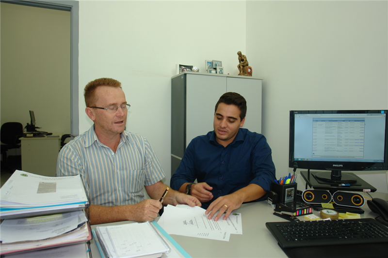 Joi e Felipe assinam projeto sobre impressão de contas em Braille.