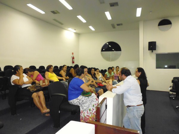 Juca em reunião com monitoras.