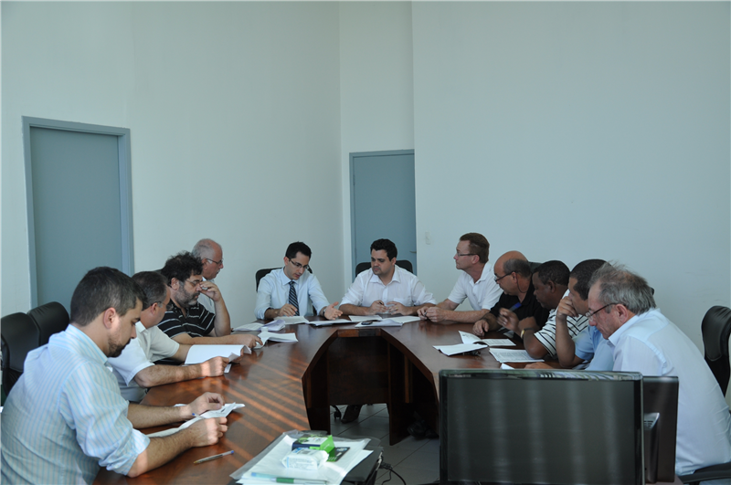 Pinguim e Joi em reunião com representantes dos taxistas.