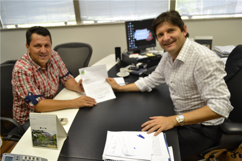Kadu Garçom entrega ofício ao deputado André do Prado