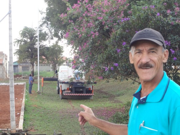 Pereira acompnha manutenção em praça do Planalto do Sol