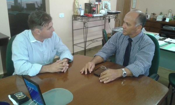 Vereador Carlos Fontes em reunião com Rômulo Gobbi.