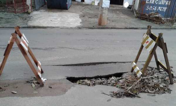 Fontes cobra reparos em buraco na Estrada do Barreirinho