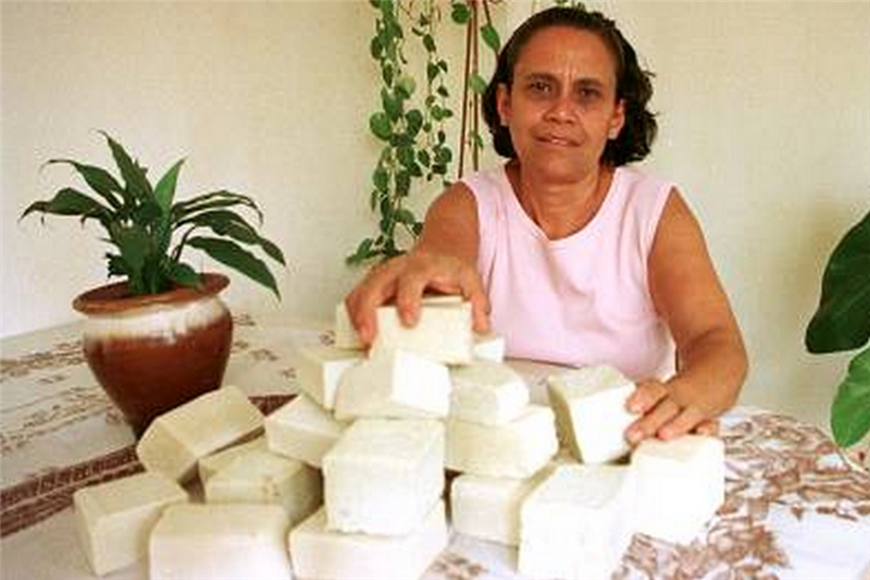 A barbarense Adenísia de Souza Silva, que prepara sabão caseiros, reciclando óleo de cozinha