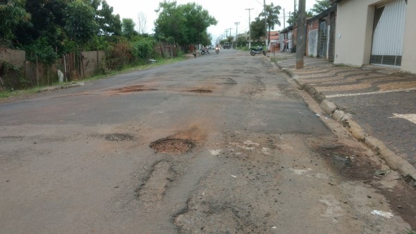 Rua Euclides da Cunha apresenta buracos e desníveis