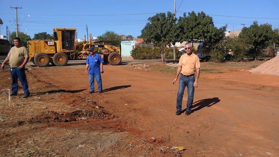 Carlão acompanha obras de pavimentação.