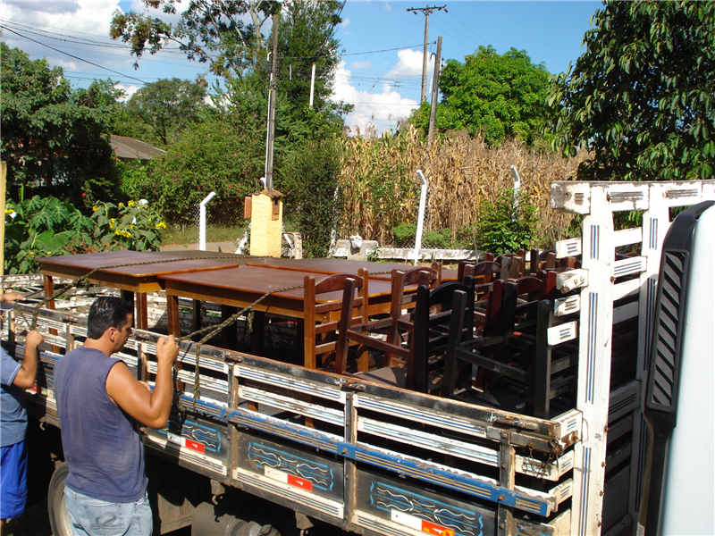 Mesas chegam à Casa de Apoio Vinde à Luz, a pedido do vereador Juca