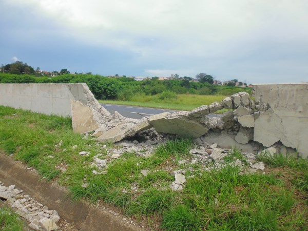 Juca pede restauração de barreiras na SP-304.