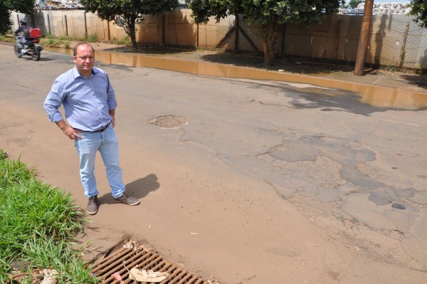 Canaleta ou novo bueiro melhorariam situação nessa via