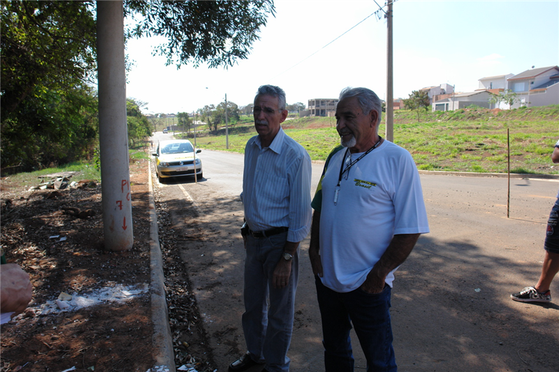 Carlão conversa com instrutor na zona leste.