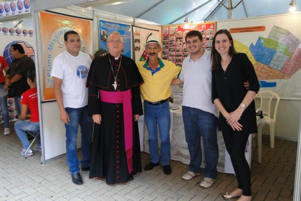 Pereira, o bispo diocesano Dom Fernando Mason e paroquianos.
