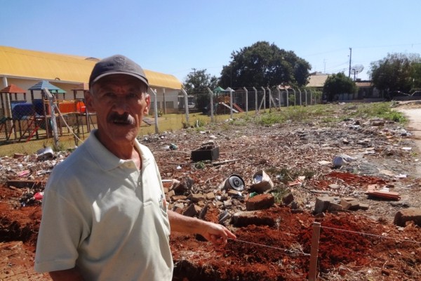 Prefeitura efetua limpeza e cercamento de área