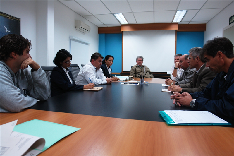 Vereadores conversam com diretor do DAE, membros da comissão de Sindicância e com leiturista, representante da cateria