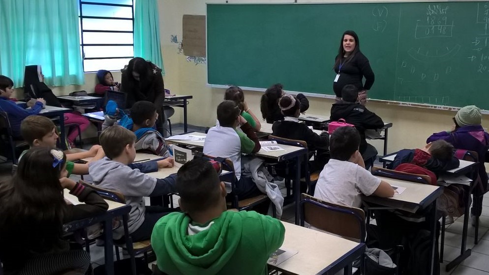 Luciana Curtes explicou aos alunos o funcionamento da Câmara