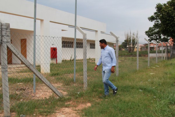 Bebeto pede informações sobre obras inacabadas.