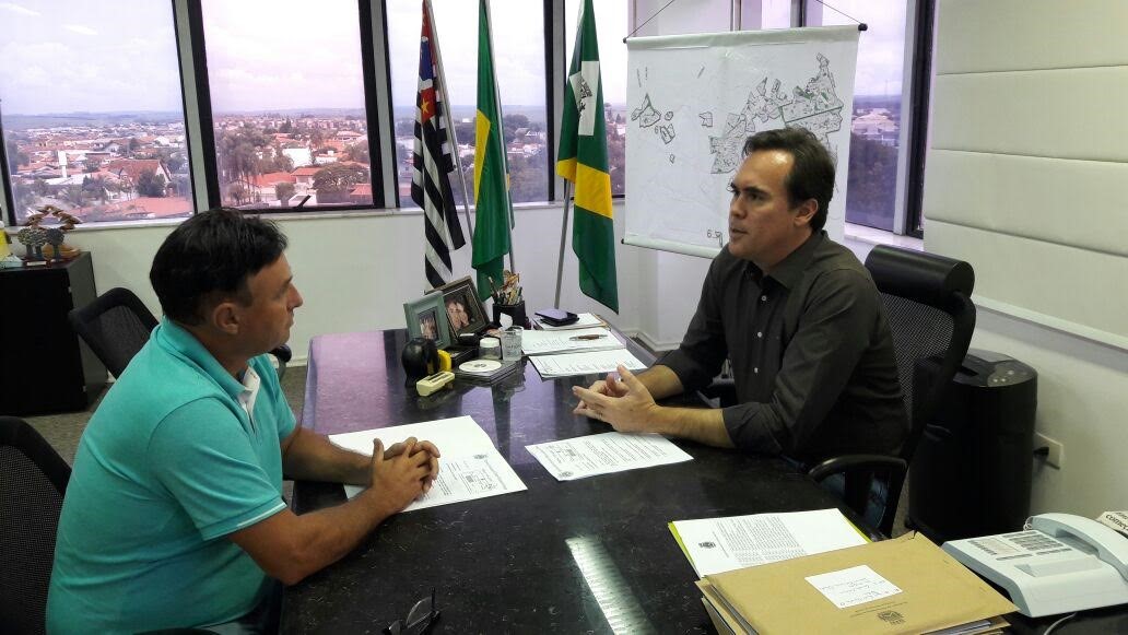 Carlos Fontes, durante reunião com o prefeito Denis Andia