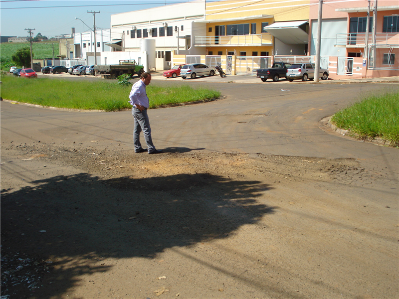 Vereador Juca Bortolucci, durante visita ao Distrito Industrial II