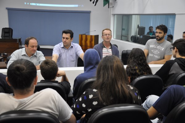 Alunos conversaram com vereadores e assistiram documentário