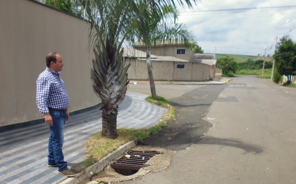 Escoamento de águas pluviais tem causado problemas no bairro