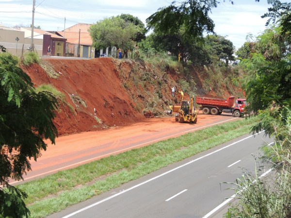 Depois de queda de árvores, DER fez intervenção em barrancos