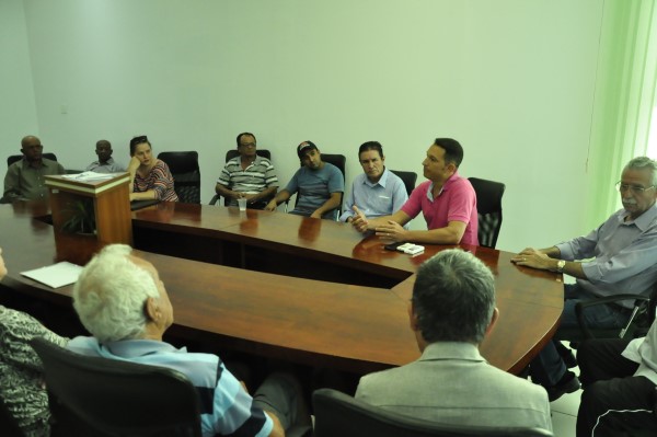 Vereadores conversaram com feirantes sobre moção de apelo