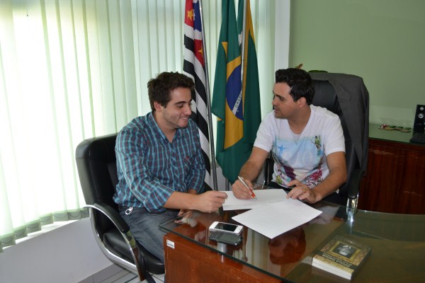 Pinguim promulgou, hoje (11), lei de Felipe Sanches
