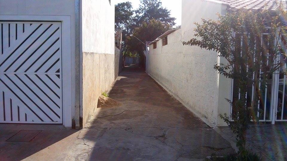 Viela entre as ruas Iporanga e Rocha Pombo.