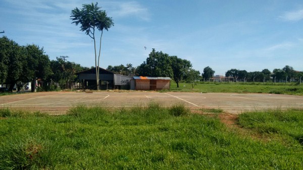 Falta de cobertura impede uso da quadra em vários horários