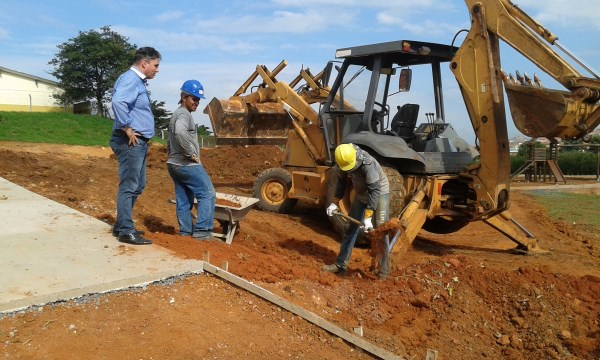 Carlos Fontes acompanha obras no São Joaquim.