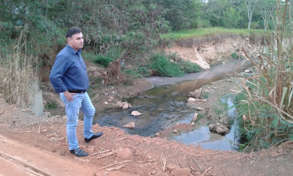 Em alguns pontos da cidade, esgoto ainda corre a céu aberto