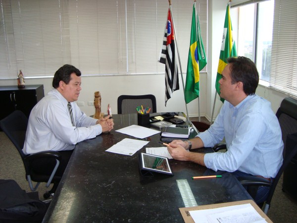 Dr. José e prefeito buscam recursos para habitação popular.