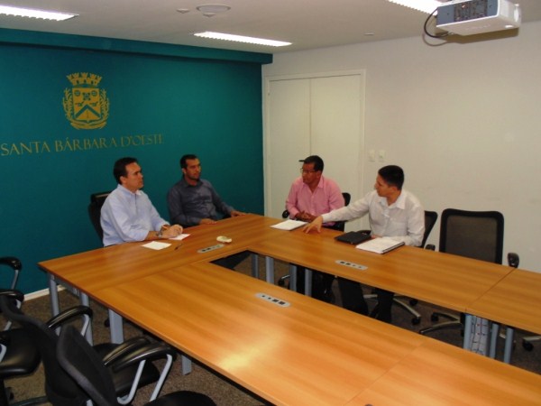 Alex Backer promoveu reunião no gabinete do Prefeito