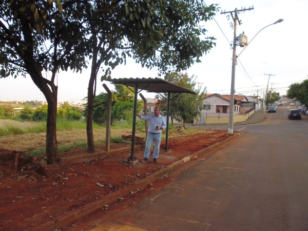 Juca acompanha obras no Vale das Caneleiras.