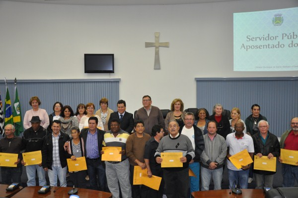 Foram homenageados servidores municipais aposentados