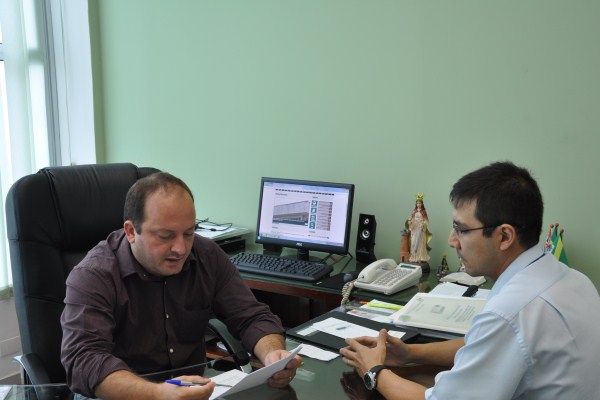 Juca conversa com chefe do setor de Suprimentos e Patrimônio