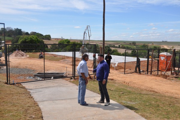 Carlos Fontes visita obras de unidades de interesse social.