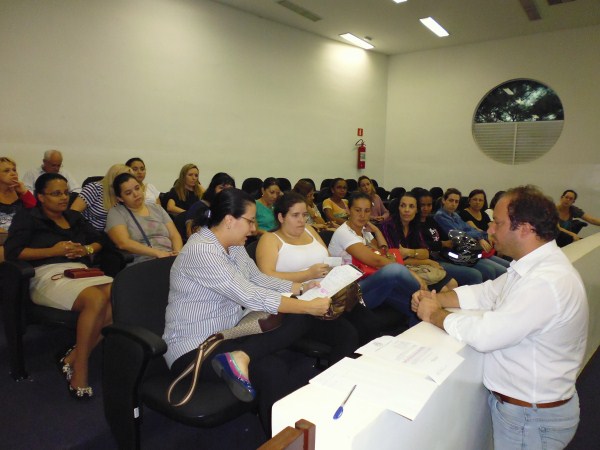 Juca em reunião com agentes no Plenário Dr. Tancredo Neves.