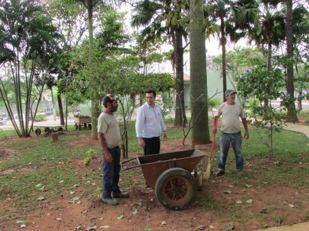 Celso em visita ao cemitério Cabreúva em julho de 2013.