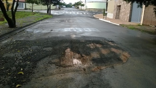 Moradores reclamam que asfalto não foi recuperado pelo DAE