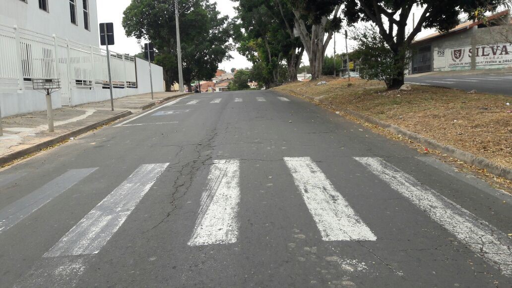 Vereador voltou a cobrar lombofaixa em frente a igreja