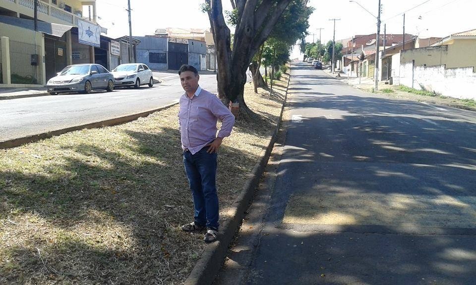 Carlos Fontes visitou local e confirmou necessidade de poda