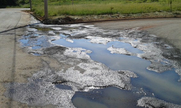 Sem canaleta, água das chuvas fica empoçada em cruzamento