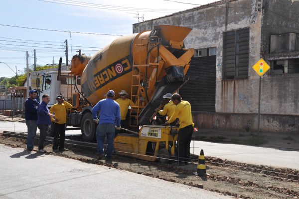 Carlos Fontes visita obras na avenida Bandeirantes.