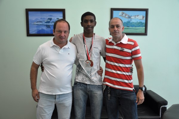 Juca, Matheus Braz e o técnico da escolinha Alex Inácio